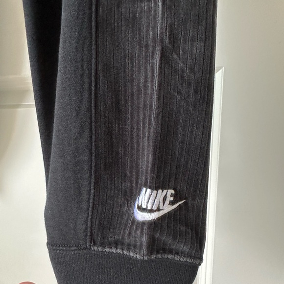 Nike Women’s Black Joggers/ Pants with Cozy Fleece Interior. - Picture 4 of 11